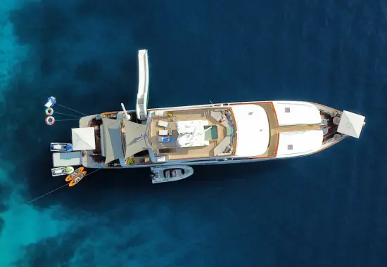 Yacht Ottawa IV top-down view