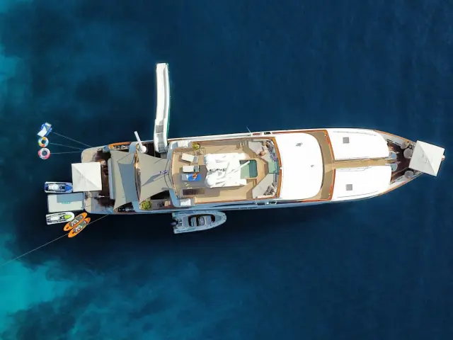 Yacht Ottawa IV top-down view