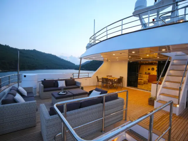 Yacht Ottawa IV aft