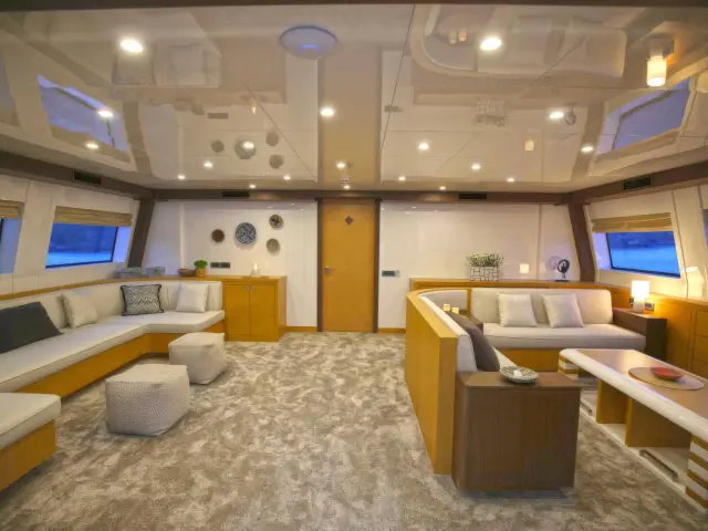 Yacht Ottawa IV saloon