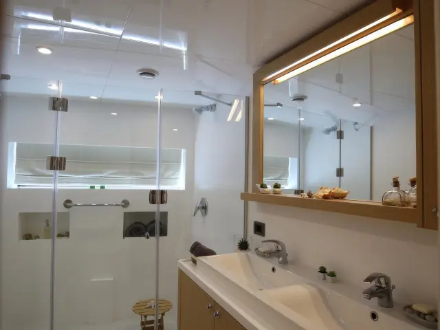 Yacht Ottawa IV cabin bathroom