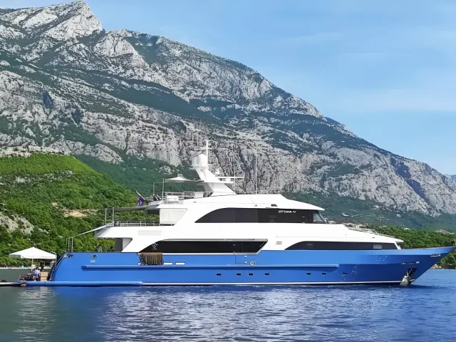 Yacht Ottawa IV side view