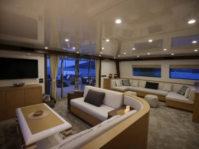 Yacht Ottawa IV saloon