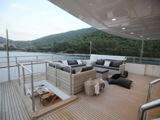 Yacht Ottawa IV flybridge