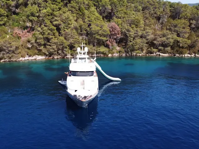 Yacht Ottawa IV front view