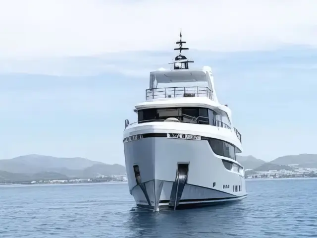 Yacht Ezgy front view