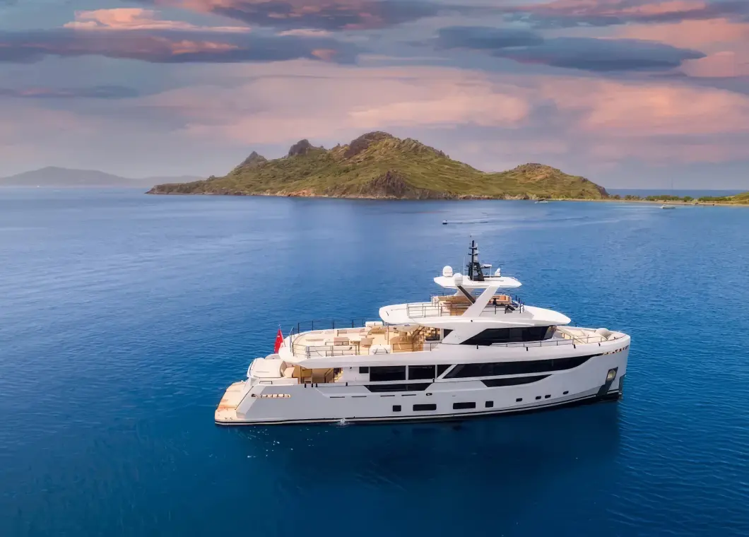 Yacht Ezgy side view