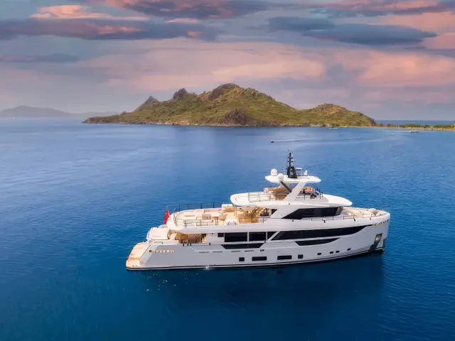 Yacht Ezgy side view