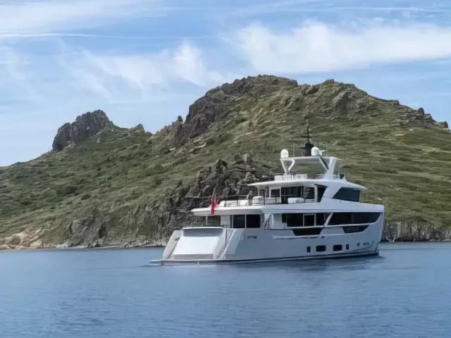 Yacht Ezgy side view