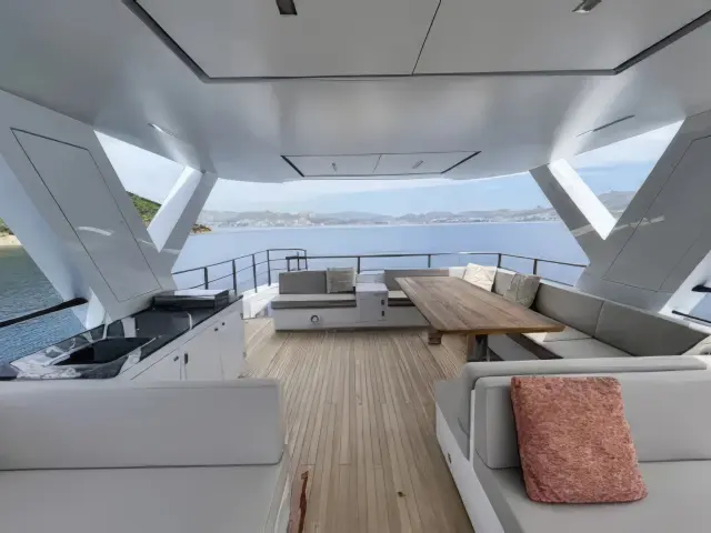 Yacht Ezgy flybridge