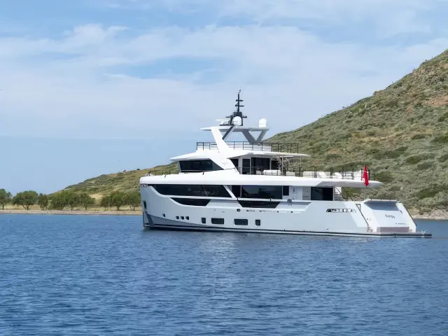Yacht Ezgy side view