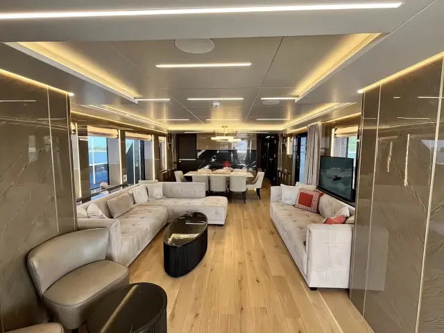 Yacht Ezgy saloon