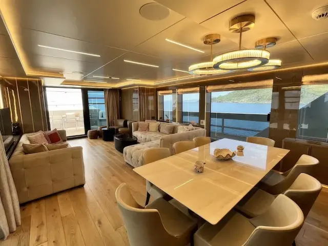 Yacht Ezgy saloon