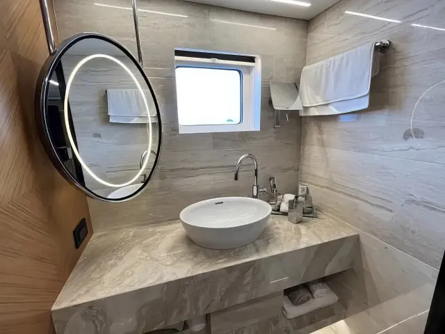 Yacht Ezgy cabin bathroom