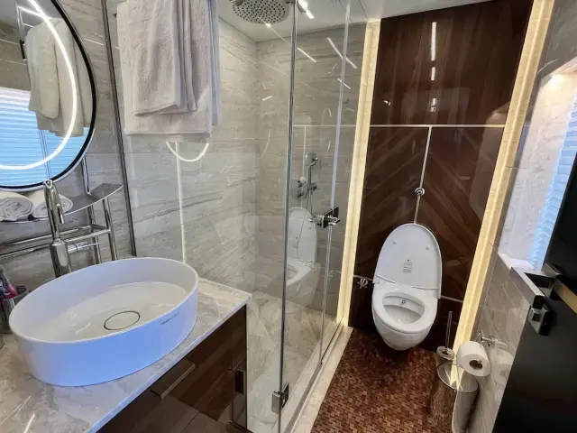Yacht Ezgy cabin bathroom
