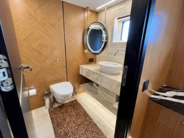 Yacht Ezgy cabin bathroom