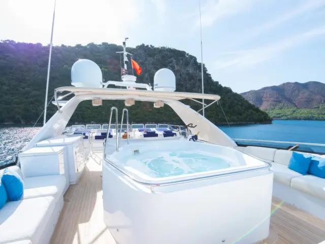Yacht Stella Fiera Jacuzzi