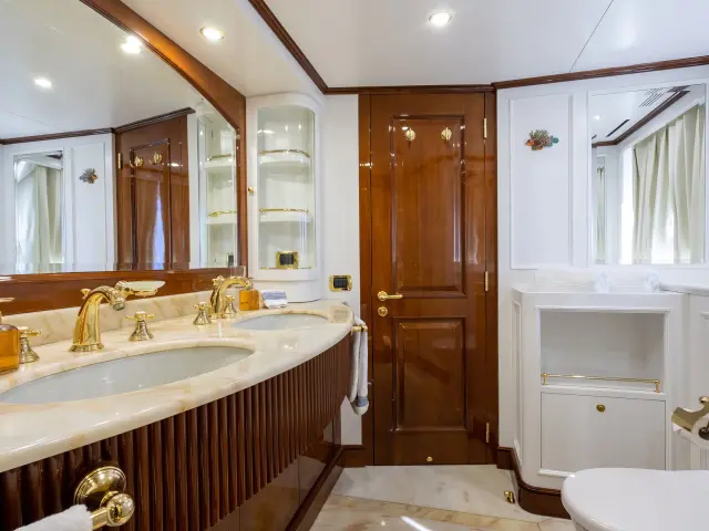 Yacht Stella Fiera cabin bathroom