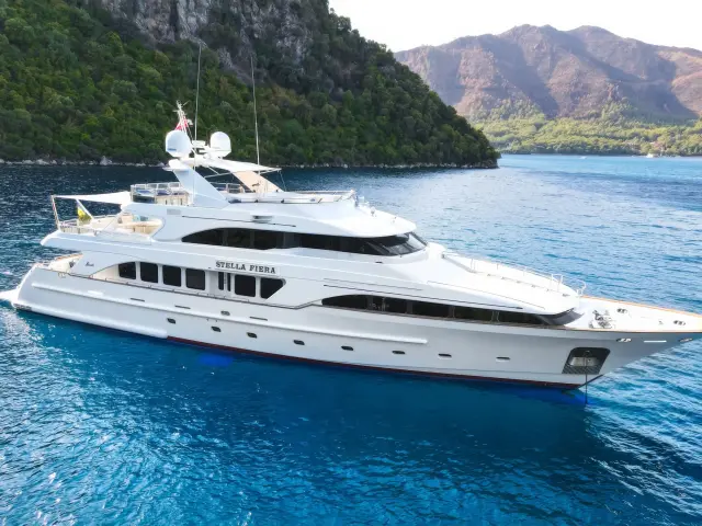 Yacht Stella Fiera side view