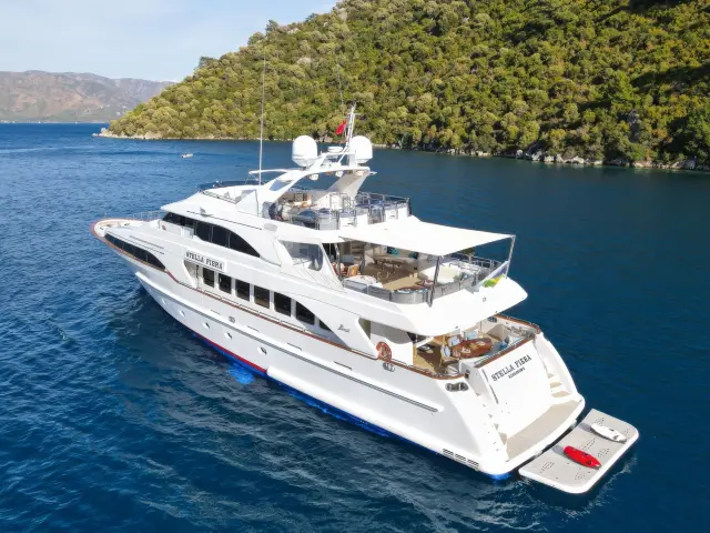 Yacht Stella Fiera side view