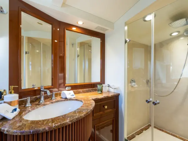 Yacht Stella Fiera cabin bathroom