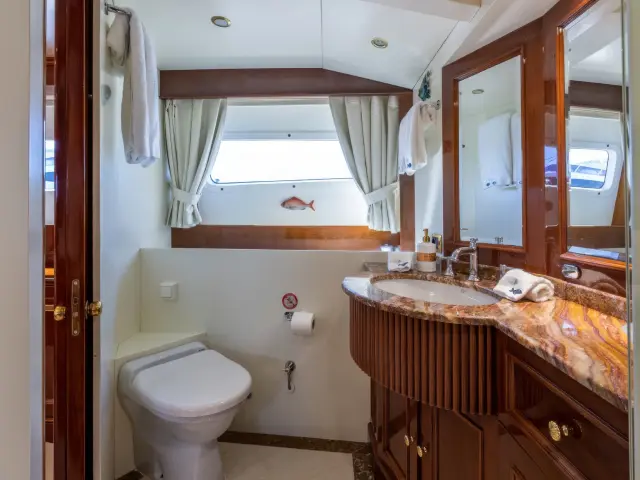 Yacht Stella Fiera cabin bathroom