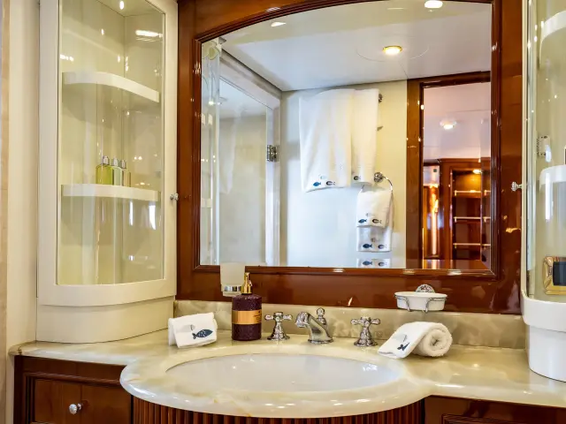 Yacht Stella Fiera cabin bathroom