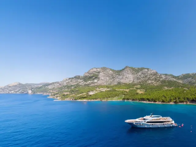 Yacht Bella side view