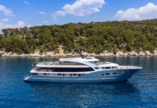 Yacht Bella side view