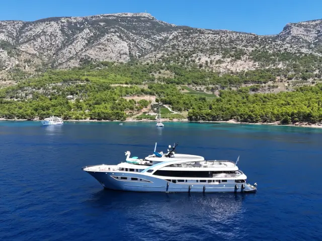 Yacht Bella side view