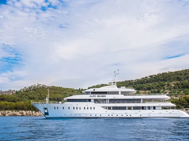 Yacht Alfa Mario side view