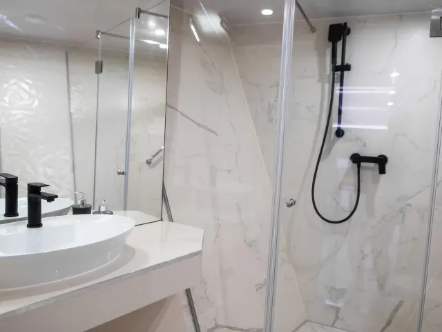 Yacht Alfa Mario cabin bathroom