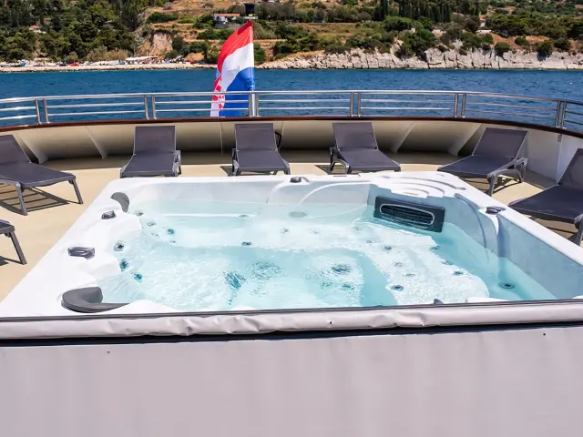 Yacht Alfa Mario Jacuzzi