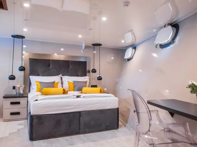 Yacht Alfa Mario cabin