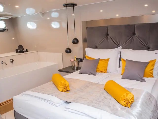 Yacht Alfa Mario cabin