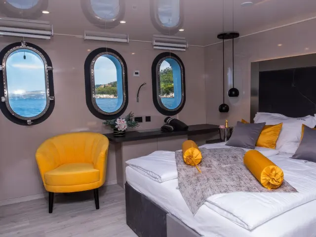 Yacht Alfa Mario cabin