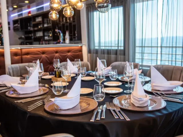 Yacht Alfa Mario dining table