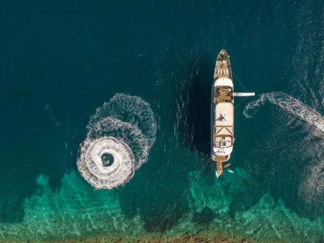 Yacht Cristal top-down view