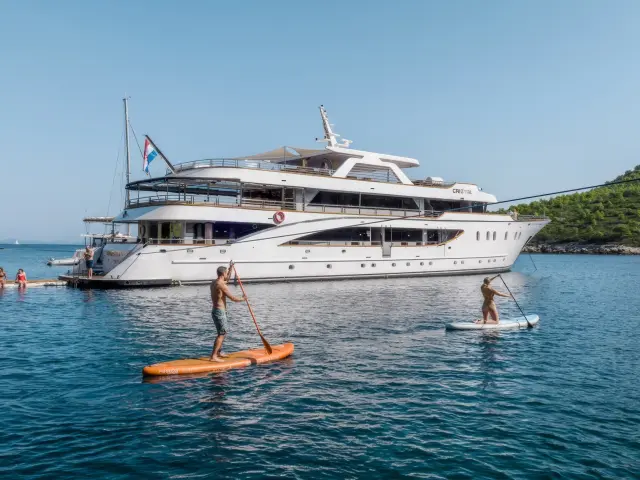 Yacht Cristal side view