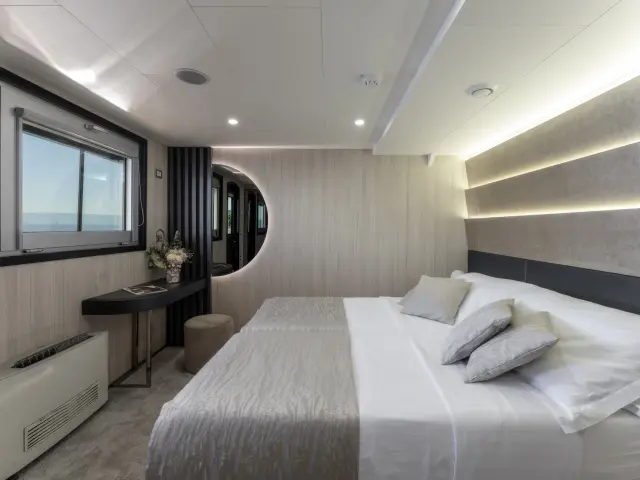 Yacht Cristal cabin