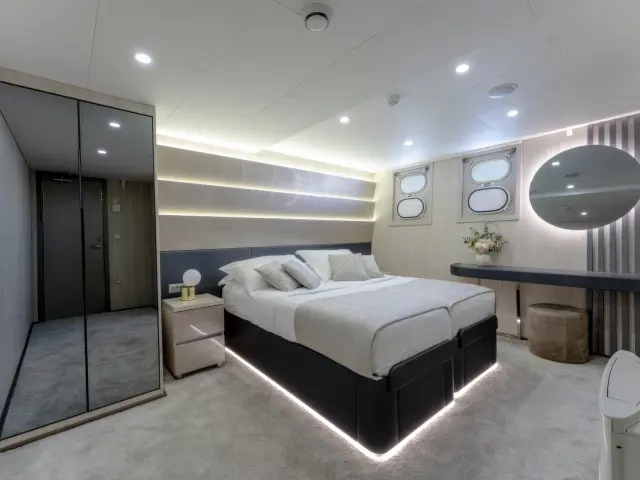 Yacht Cristal cabin