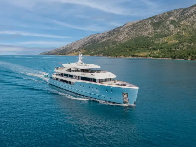 Yacht Ohana side view