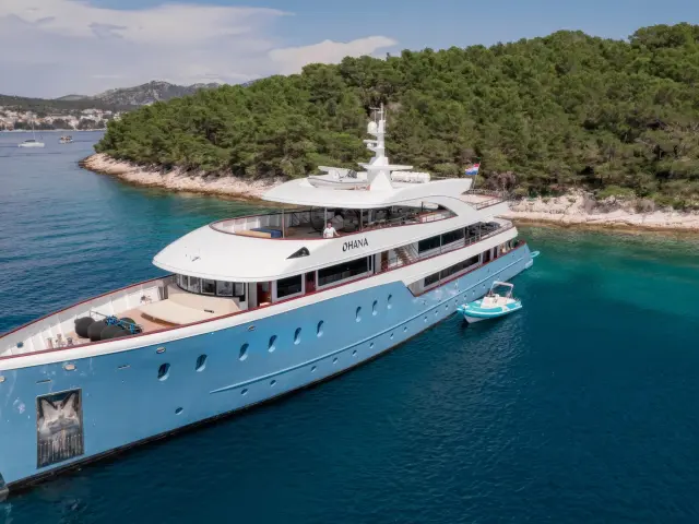 Yacht Ohana side view