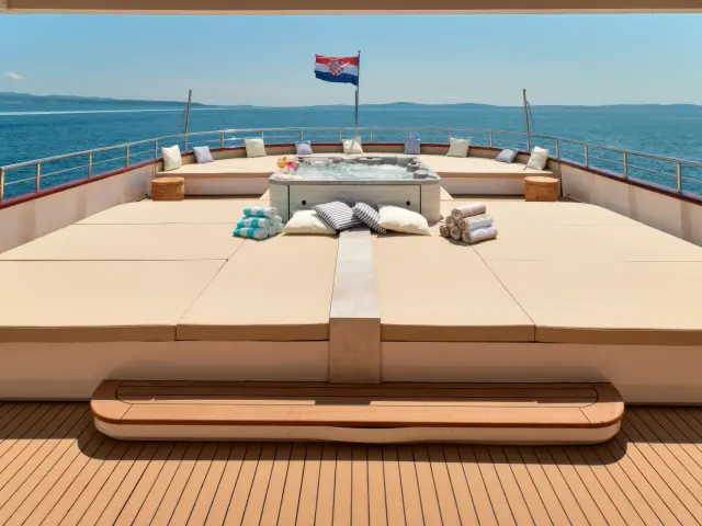 Yacht Ohana flybridge