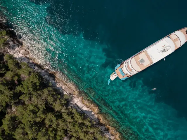 Yacht Ohana top-down view