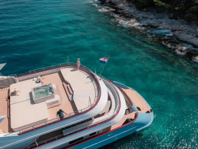Yacht Ohana top-down view