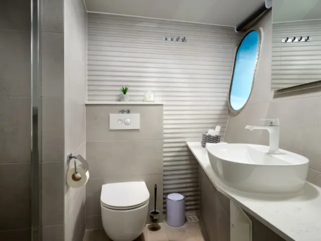 Yacht Ohana cabin bathroom