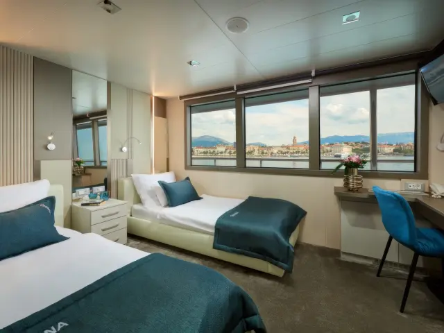 Yacht Ohana cabin
