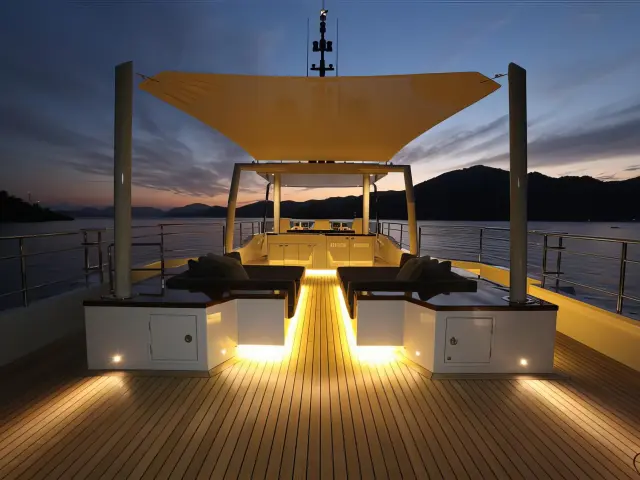 Yacht Only Now flybridge
