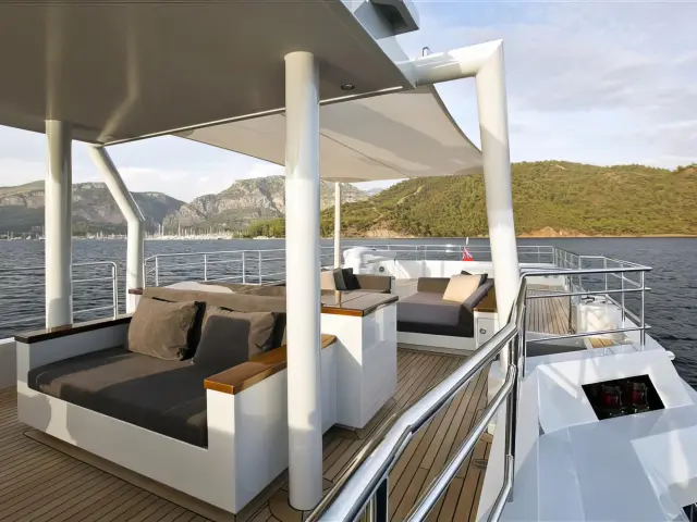 Yacht Only Now flybridge